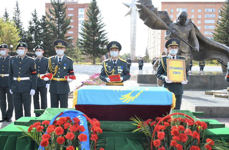 Jaýynger Áziken Nuǵymanovtyń súıekteri Stepnıak qalasynda jerlendi