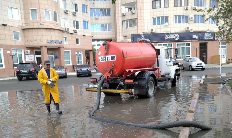 Atyraýda 1000 tekshe metrden astam sý soryldy