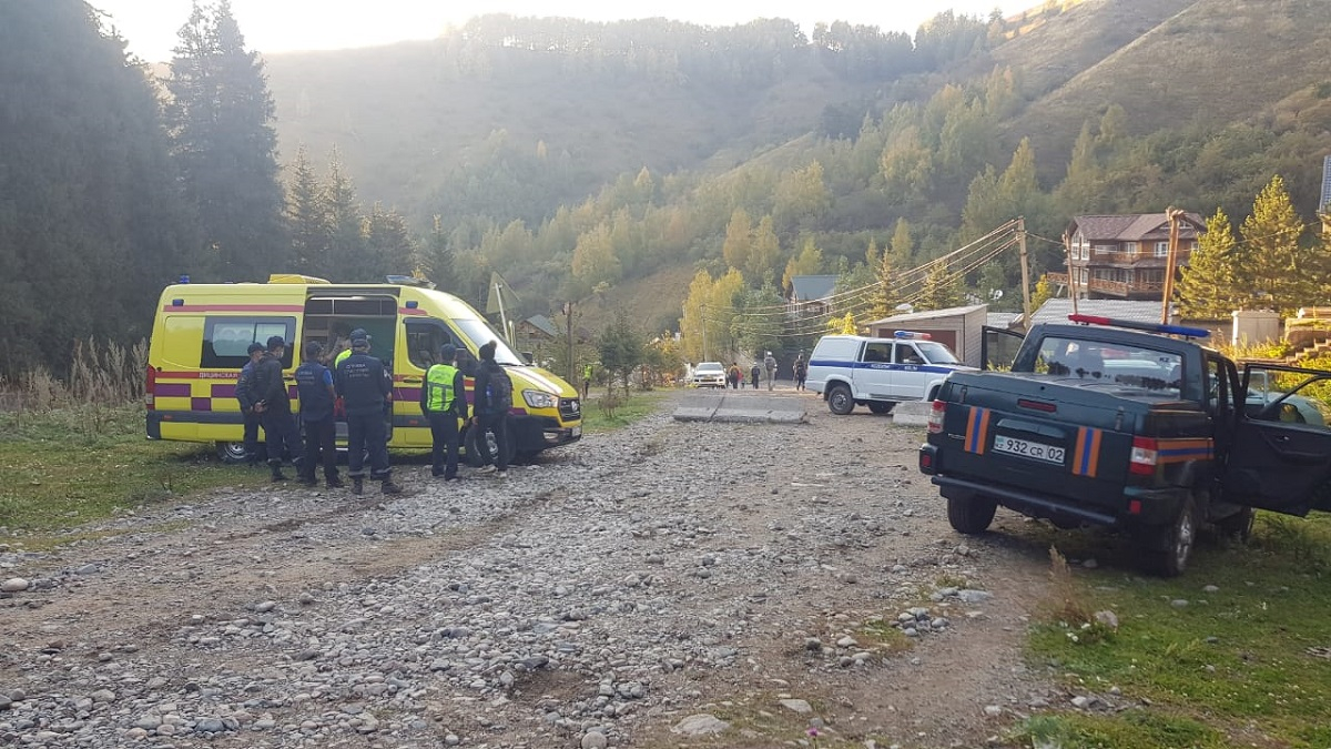 Almatyda 9 jasar bala Fýrmanov shyńynan qulap ketti