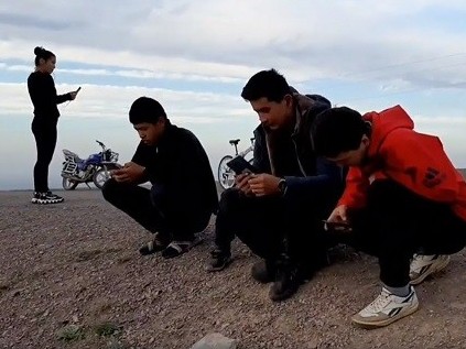 Internetsiz aýyldyń oqýshylary qalaı onlaın oqyp jatyr?