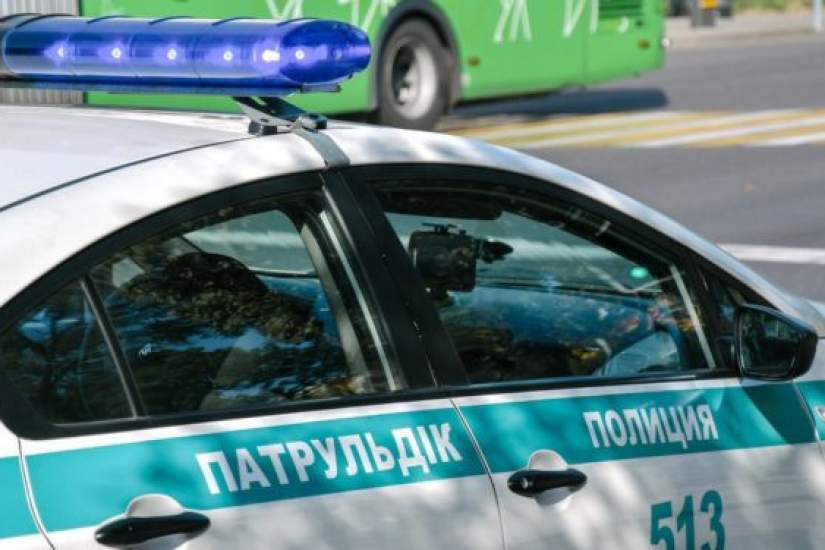 Patrýldik kólikten qashyp ketpek bolǵan adam vıdeoǵa túsip qaldy