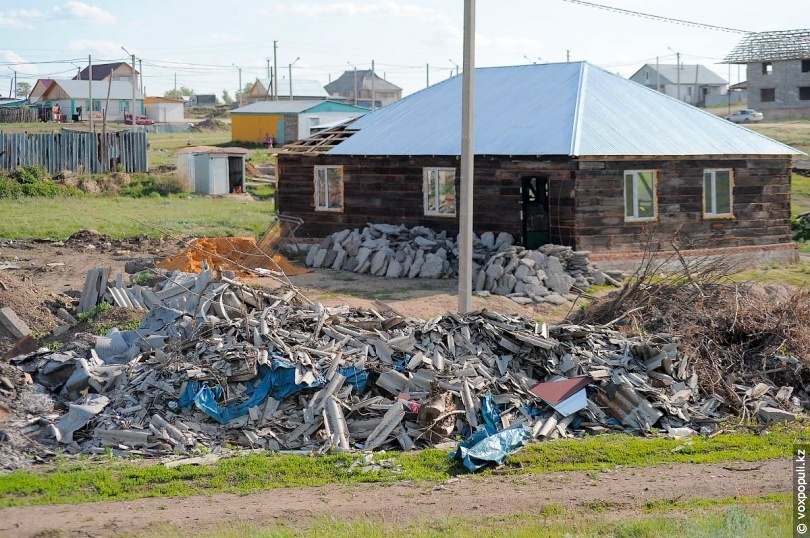 Kókshetaýda ruqsat etilmegen qoqys úıindileri kóbeıgen
