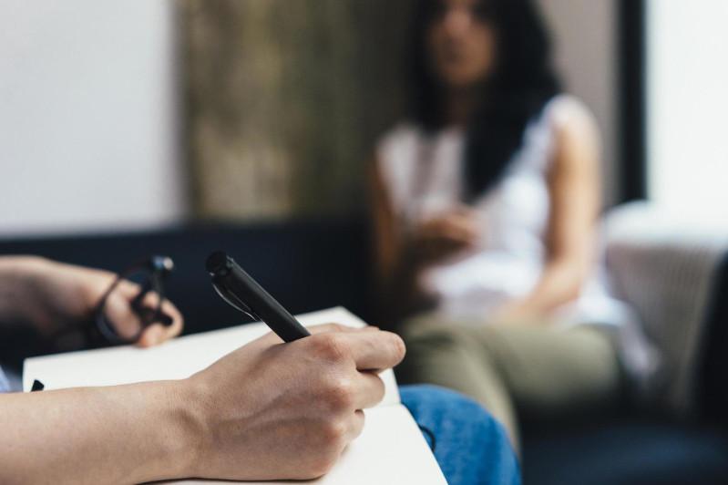 Psıhologııalyq kómekke júgine alady