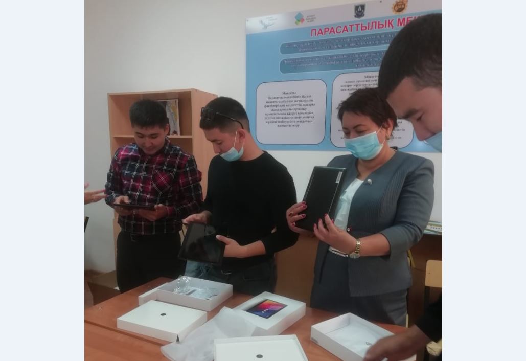 Atyraýdyń mektepterine planshetter taratylyp jatyr