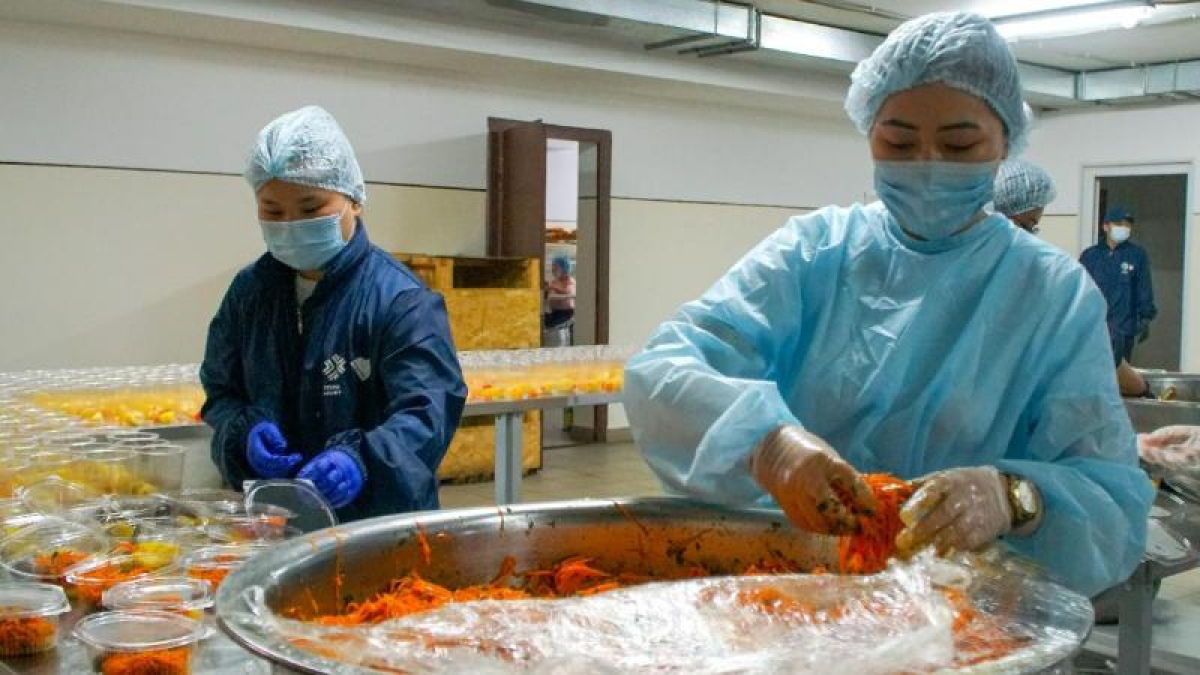 Pandemııa kezinde tegin ystyq tamaq uıymdastyrdy