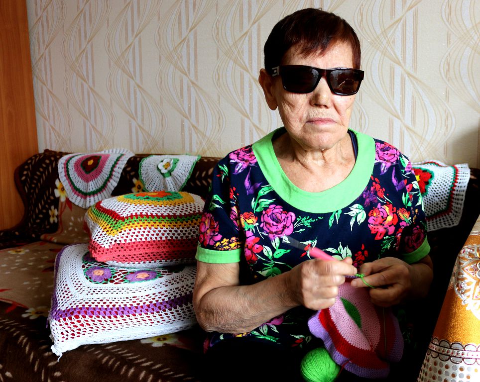 Pavlodarda 82 jastaǵy zaǵıp zeınetker maıdan kezinen toqyma toqıdy