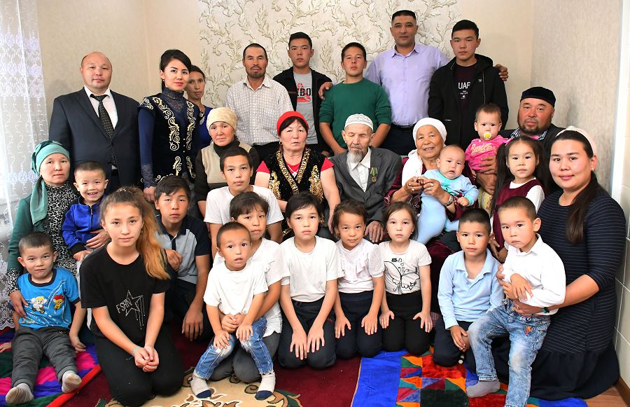 Bir shańyraqtaǵy qos batyr ana