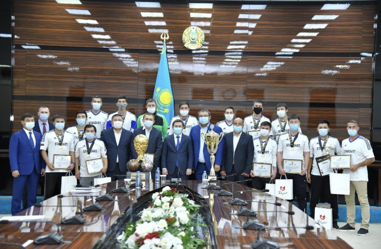 Murat Áıtenov chempıondardy marapattady