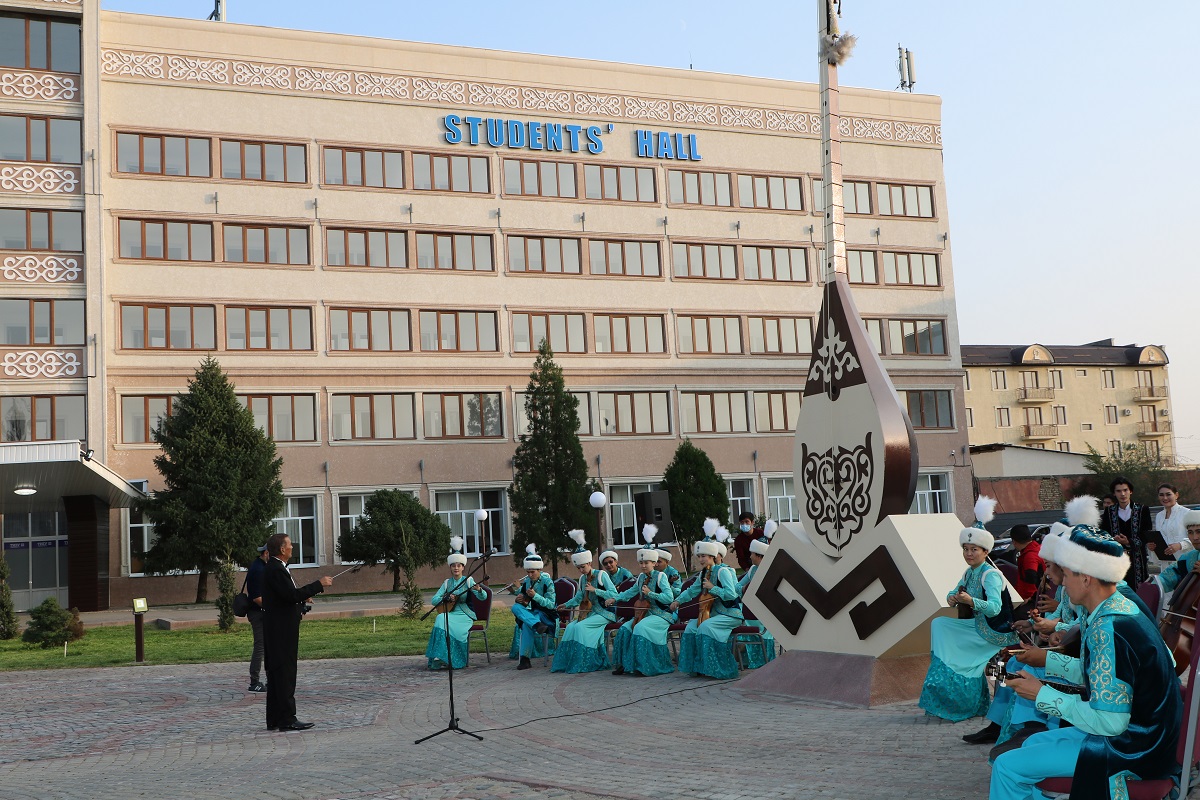 Tarazda dombyraǵa eskertkish ashyldy