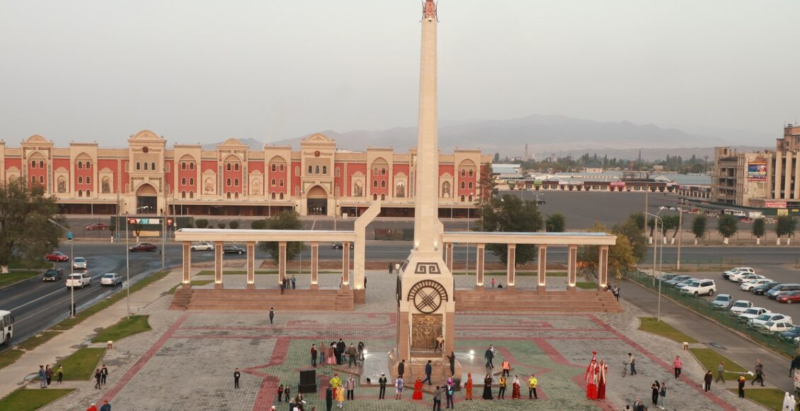 Tarazda Elbasy tapsyrmasymen monýment boı kóterdi