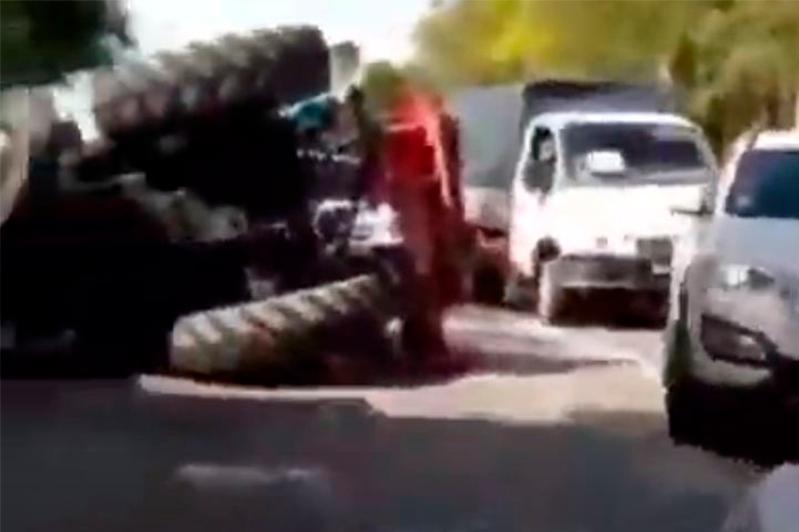 Atyraýda jol boıynda traktor aýdaryldy