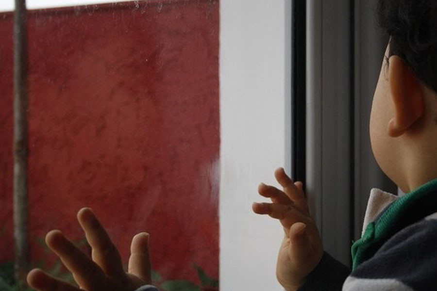 Atyraýda shatyrdan sekirýge oqtalǵan bala qutqaryldy