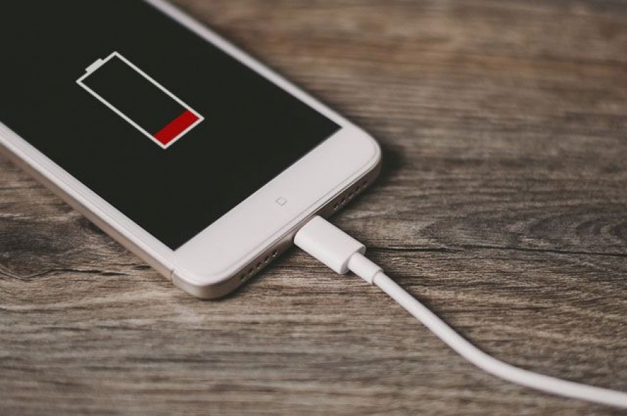 Smartfonyn qýattamaq bolǵan oqýshyny toq uryp, qaıtys boldy