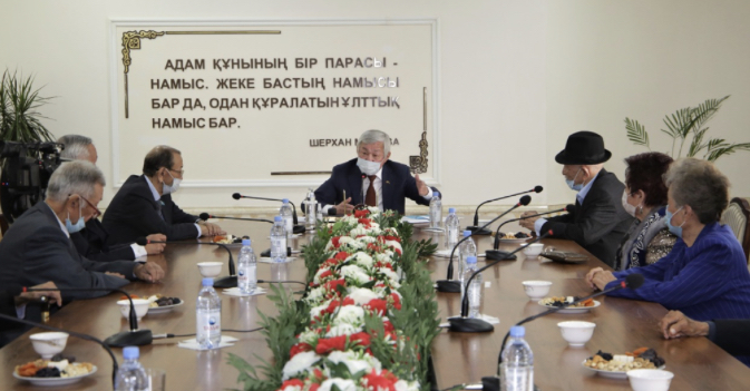 Berdibek Saparbaev ardagerlerdi qarttar kúnimen quttyqtady