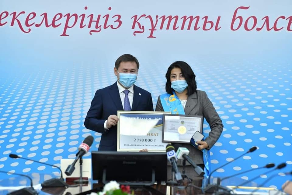 Shymkenttik úsh ustaz "Úzdik pedagog" ataǵyna ıe boldy