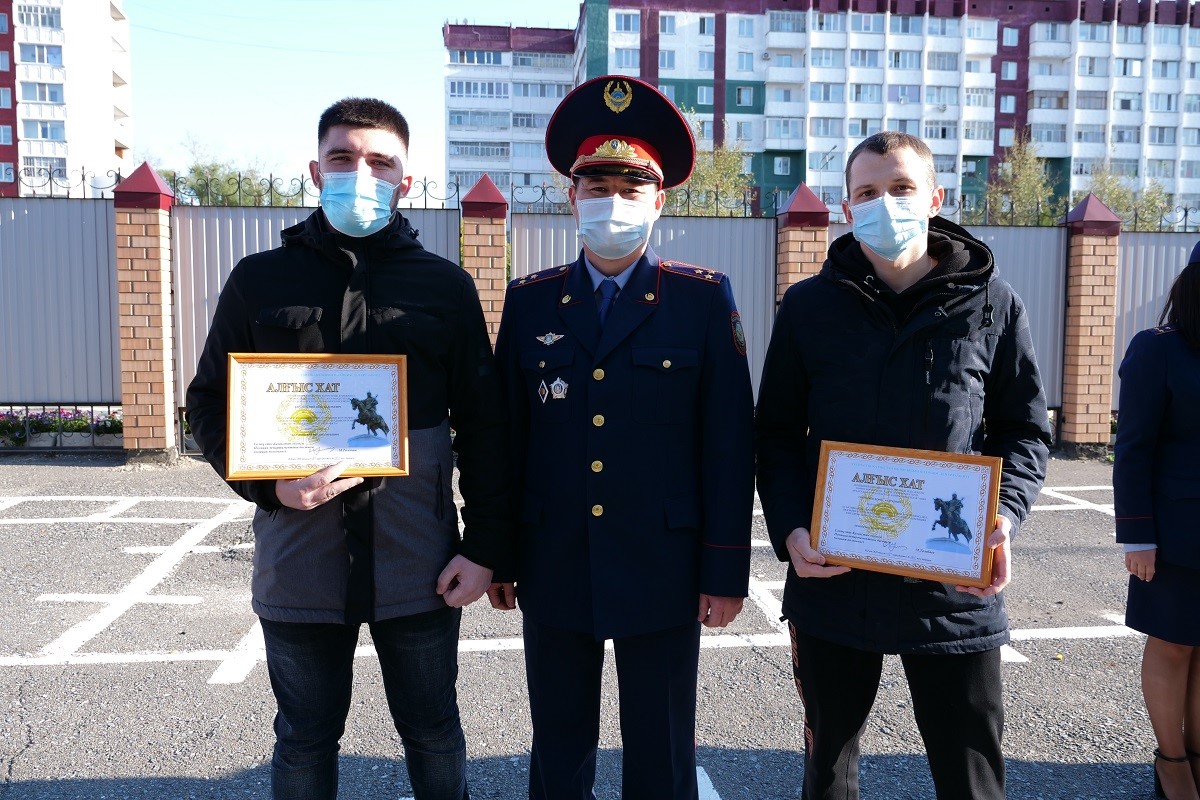 Zeınetkerdi qutqarýǵa kómekteskender polısııadan alǵys aldy