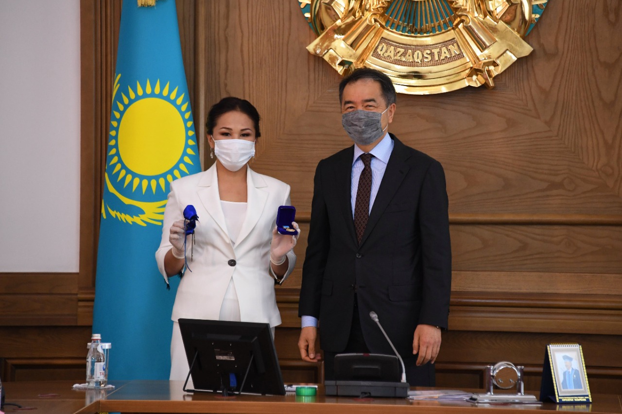 Almatyda "Jyl muǵalimi" baıqaýynyń jeńimpazyna páter kilti tapsyryldy