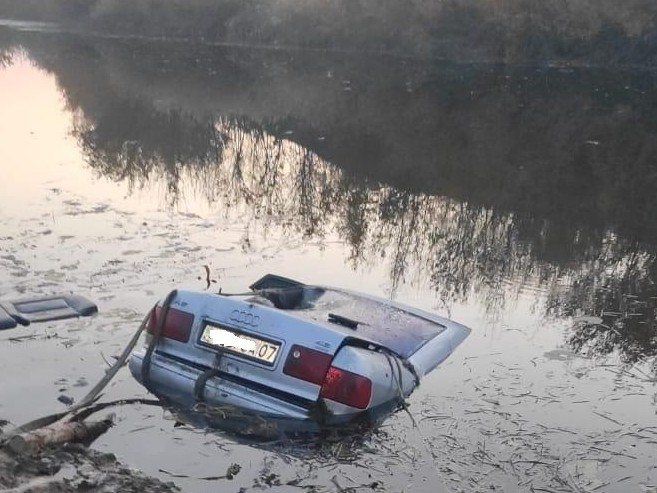 Oralda úsh bala kólikpen birge sýǵa batyp ketti