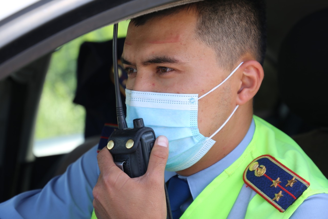 Er adam taksı turaǵyna jetý úshin kólikti aıdap ketken