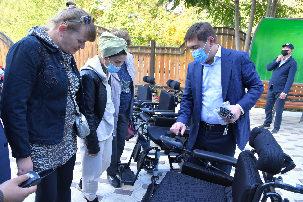 M.Áıtenov múgedekterdi ońaltý ortalyǵynyń jumysymen tanysty