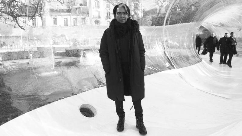 Kenzo sán úıiniń negizin qalaǵan dızaıner koronavırýstan kóz jumdy