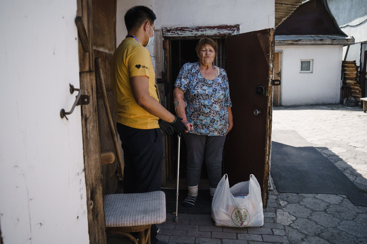 Elordalyq eriktiler qarttarǵa kómek kórsetip, azyq-túlik sebetterin taratty