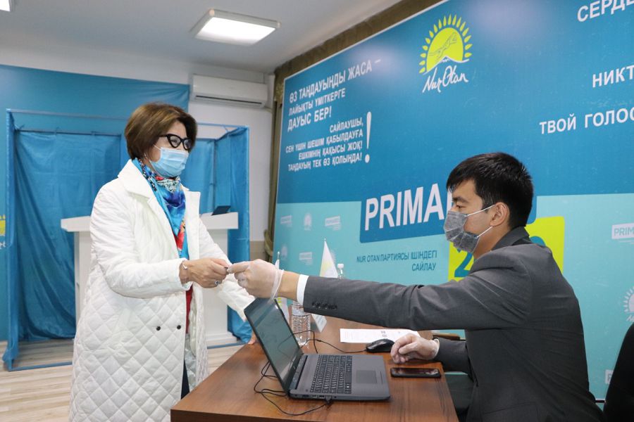 Praımerız qatysýshylaryna daýys berý aıaqtaldy