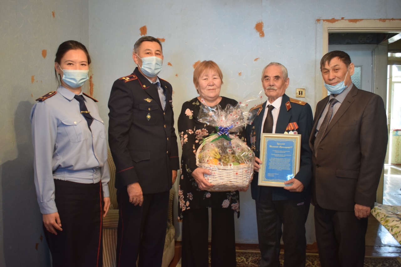 QAJD qyzmetkerleri qarttarǵa qurmet kórsetýdi basty nazarda ustap keledi