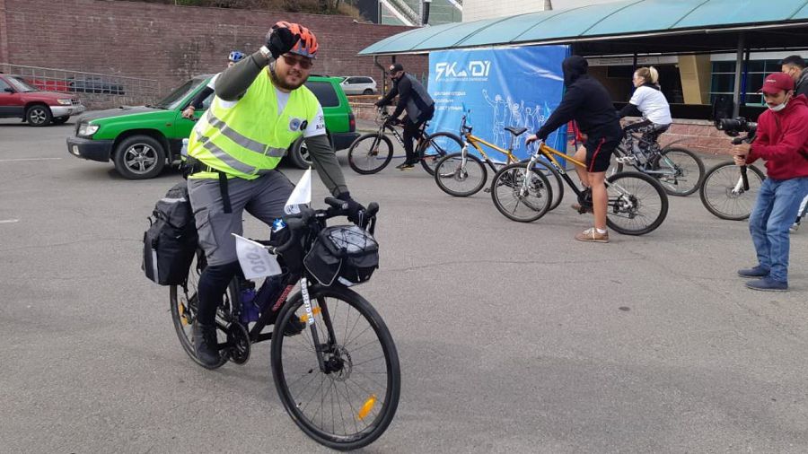 Almatydan Aqtóbege velosıpedpen barady