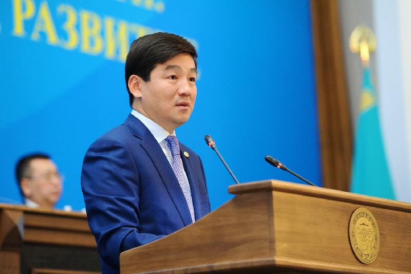 Baıbek Májilis pen máslıhattaǵy partııalyq tizim qalaı jasalatynyn aıtyp berdi