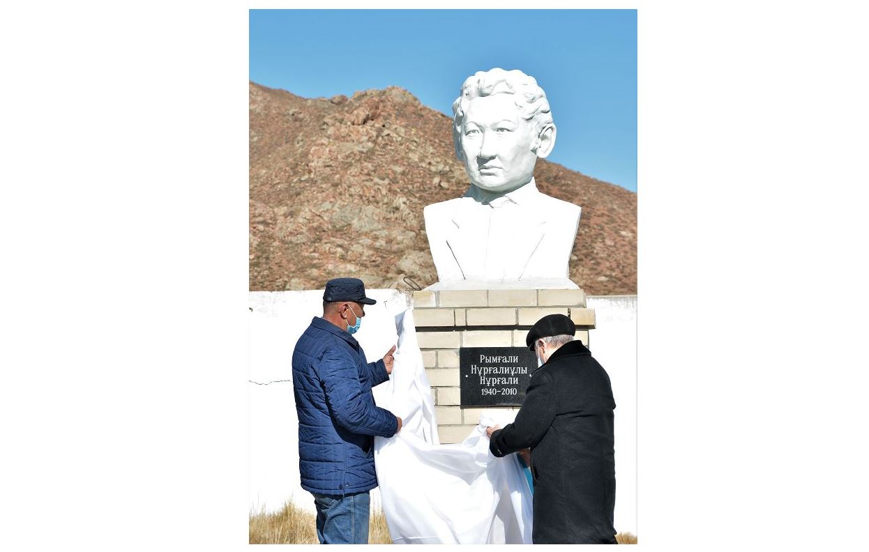 Abyraly ardaqtylaryna músin qoıyldy