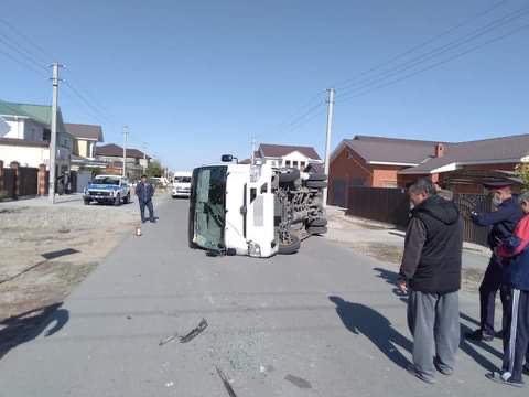 Atyraýda avtobýs aýdaryldy