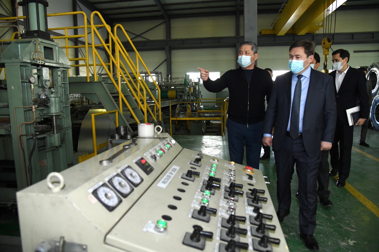 M.Áıtenov jylyjaıǵa qajetti qural-jabdyq óndiretin zaýyttardyń jumysymen tanysty