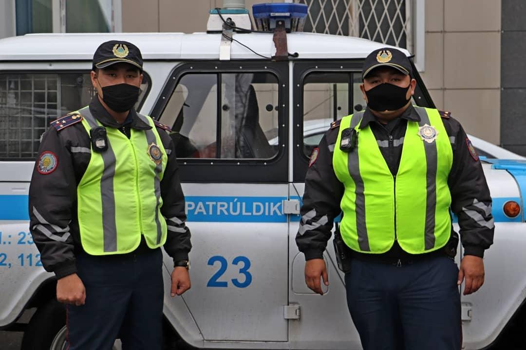 Polıseıler Úlbi kópirinen sekirmekshi bolǵan er adamdy qutqardy