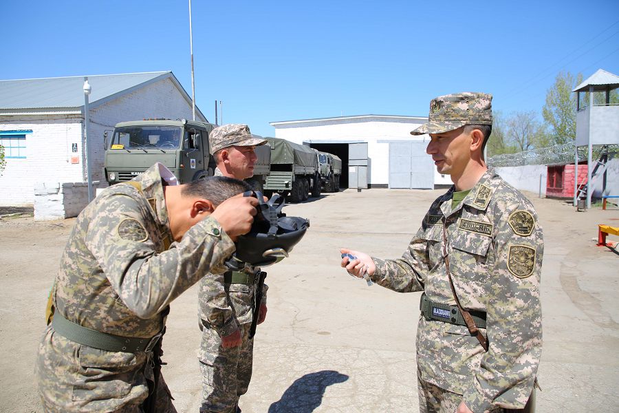 Sanaýly áskerı mamannyń biri