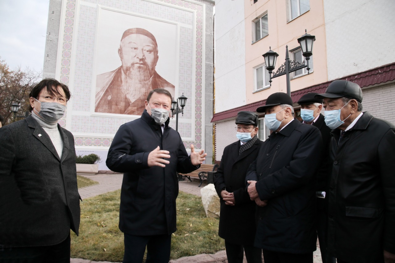 Petropavlda Abaıdyń sýreti beınelengen mýral salyndy