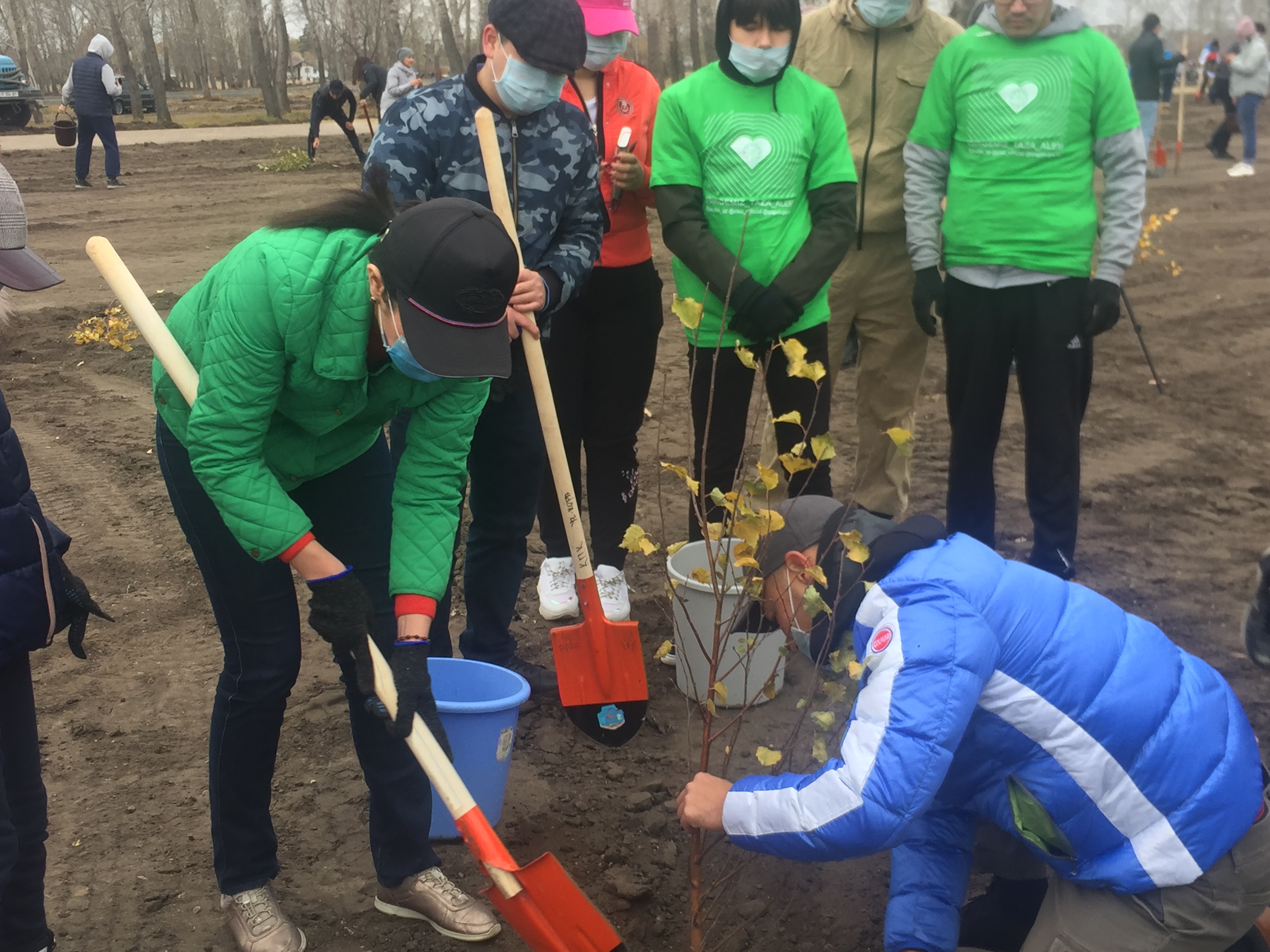 Qostanaıda Baýyrjan Momyshulynyń 110 jyldyǵyna arnalǵan aǵash kóshetteri otyrǵyzyldy