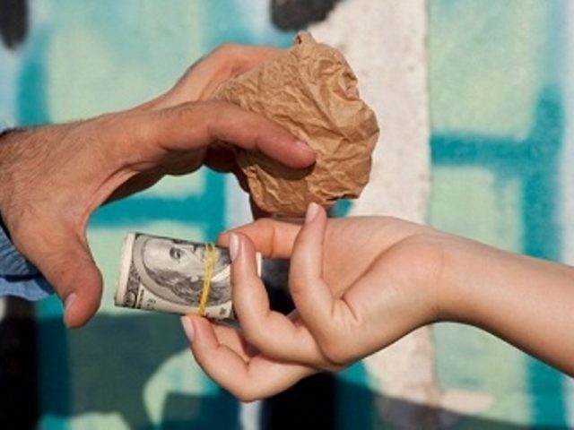 Esirtki saýdasy: Ý satyp urtyn maılap júr