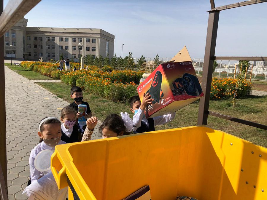 «EkoAsar» marafony: az qamtylǵan otbasy balalaryna noýtbýk syılady