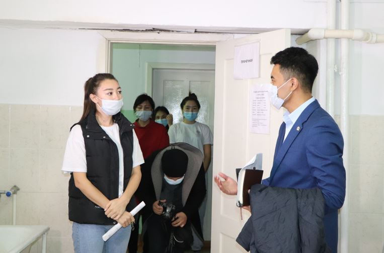 Jataqhanalardaǵy turmystyq ahýalmen tanysty