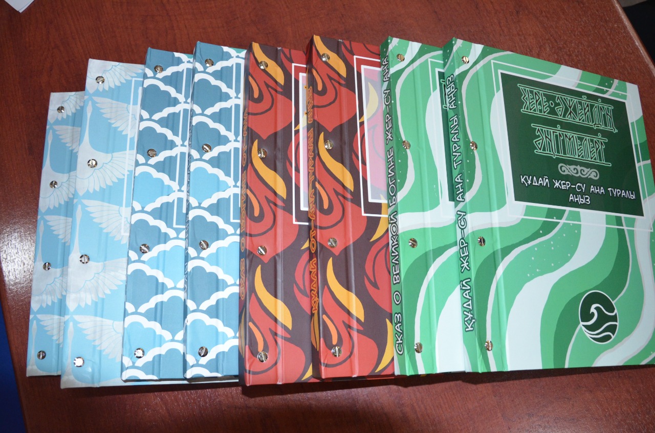 AQSh elshiligi zaǵıp balalarǵa 3D kitaptar syılady