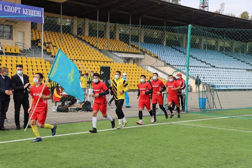 Bazardaǵy jastar jasyl alańda jolyqty