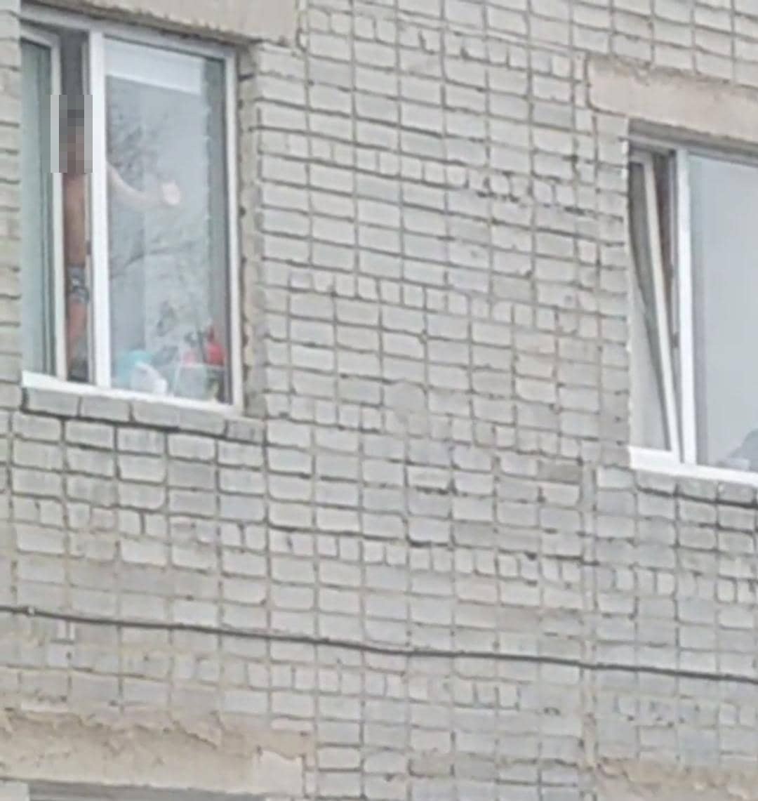 Terezede oınap otyrǵan balalar óz ómirine qaýip tóndiredi