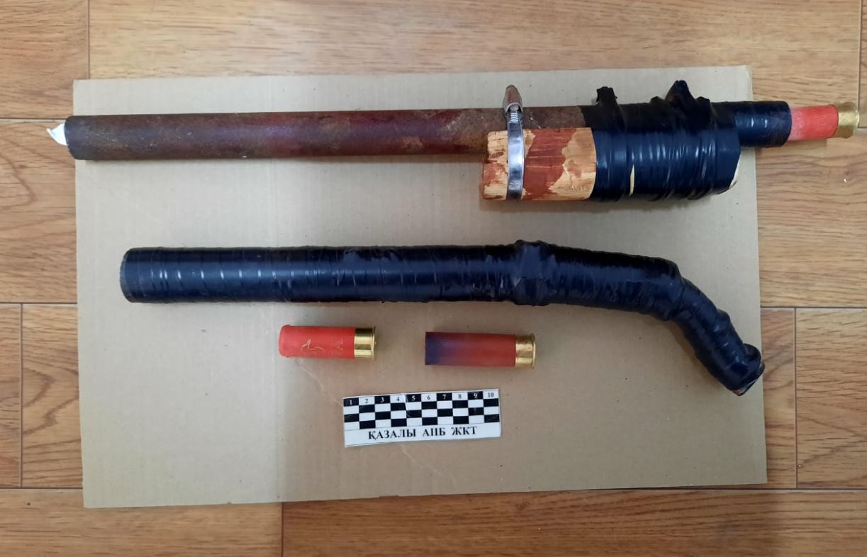 Polıseıler Qazaly turǵynynan qoldan jasalǵan qarý aldy