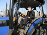 Saparbaev otandyq jańa traktordy júrgizip, aıryqsha jobany iske qosty