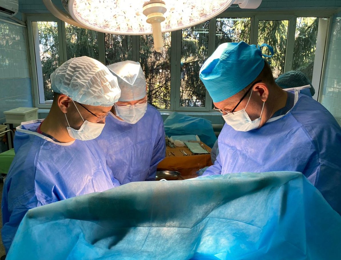 Pedıatrııa ortalyǵy 30-dan astam balanyń aǵzasyn saqtaı otyryp, ota jasady