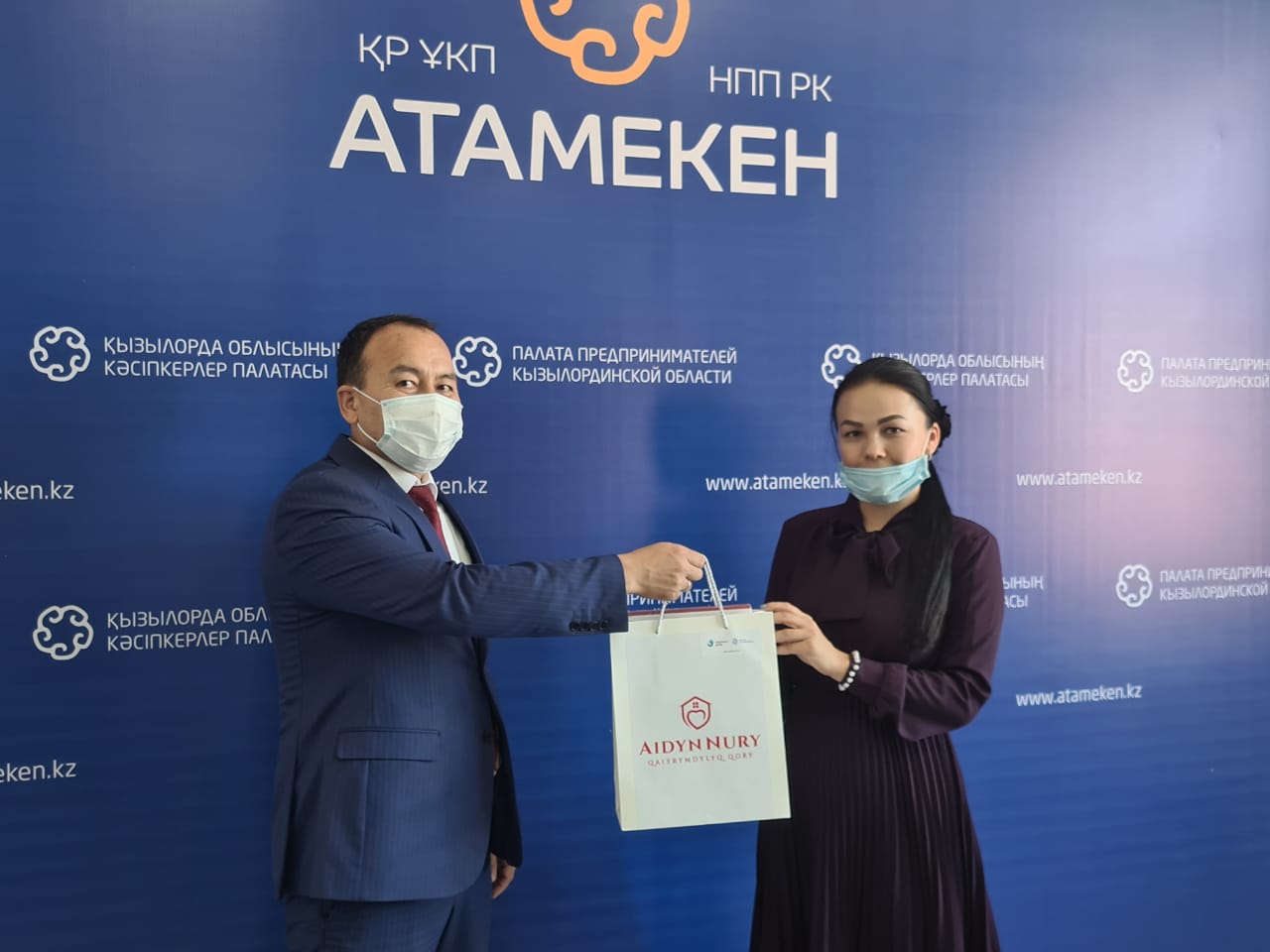 "Oqýshyny qolda" qaıyrymdylyq aksııasy aıasynda oqýshylarǵa planshet berildi