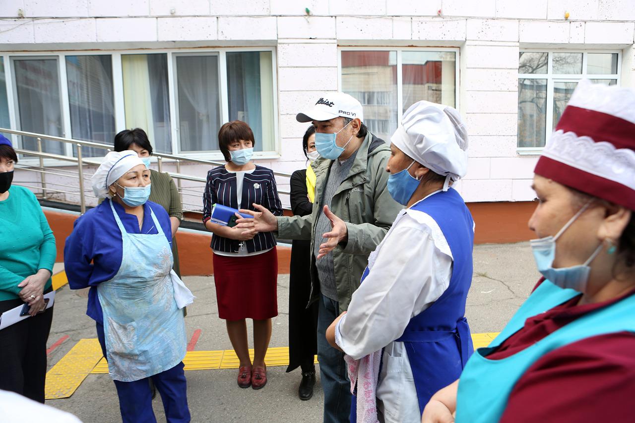 Jetim balalardyń jaǵdaıymen tanysty