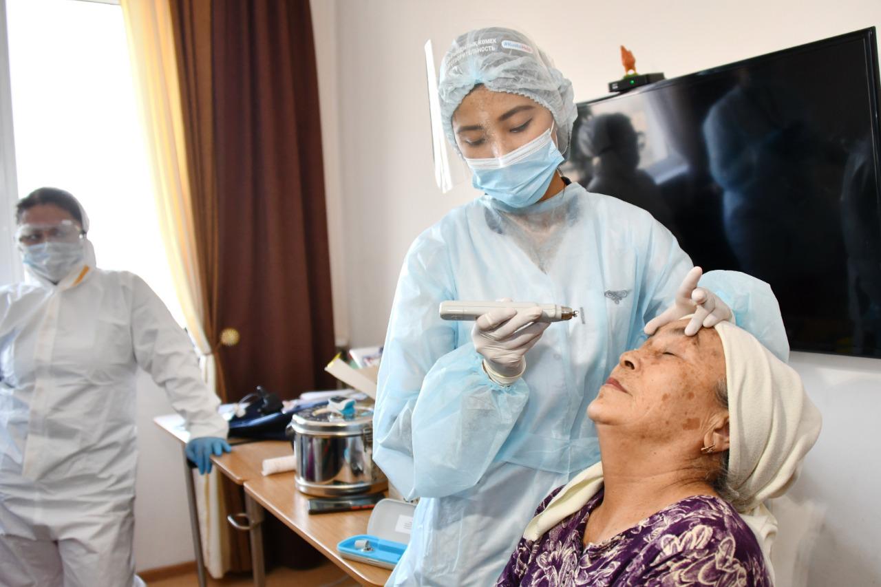 Almatylyq balalar men qarııalar tegin tekserýden ótedi