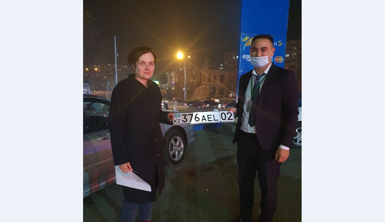 Almatyda birinshi klıent kólik nómirin úıge jetkizýge tapsyrys berdi